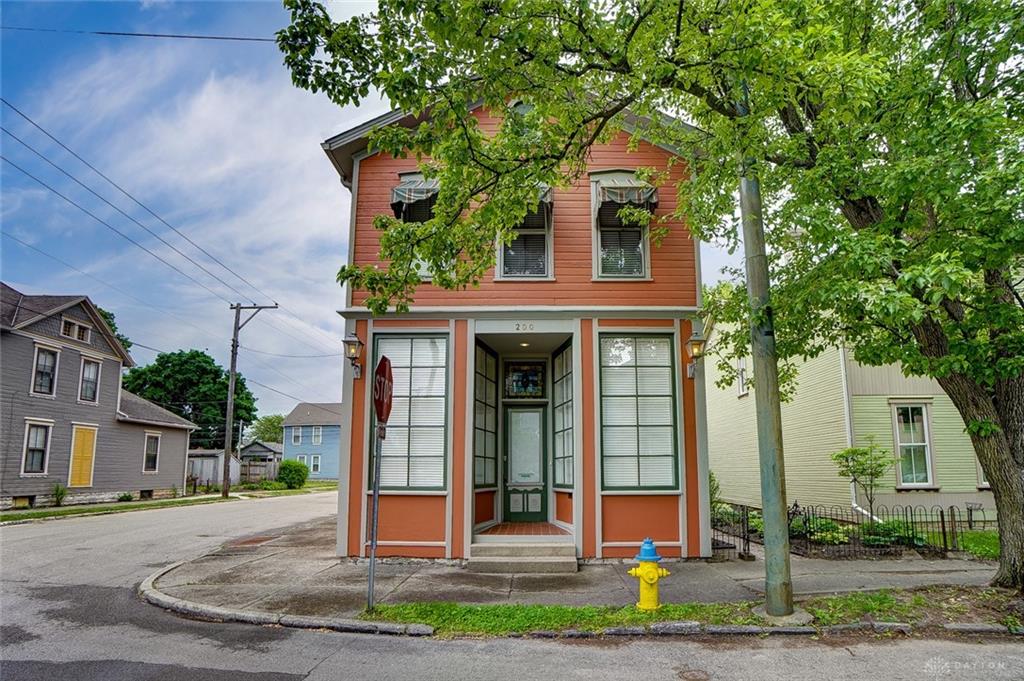 200 Henry St